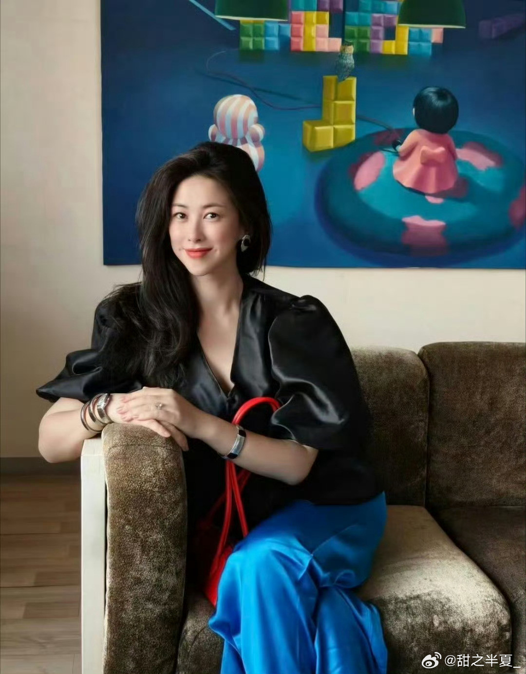 说朱珠是审美顶尖的母亲毫不夸张，阅遍山河沉淀独特美学品味。兼顾温柔母性与高级格调