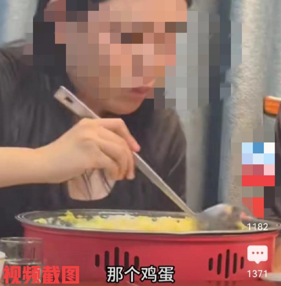 女子参加朋友聚会，自顾自己，吃得嗨。恐怕现场都是熟知好朋友，没有那么多规矩，
