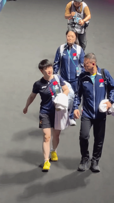 莎莎退场，和马指边走边复盘，莎莎采访的时候感谢邱导的赛前准备。澳门世界杯，莎