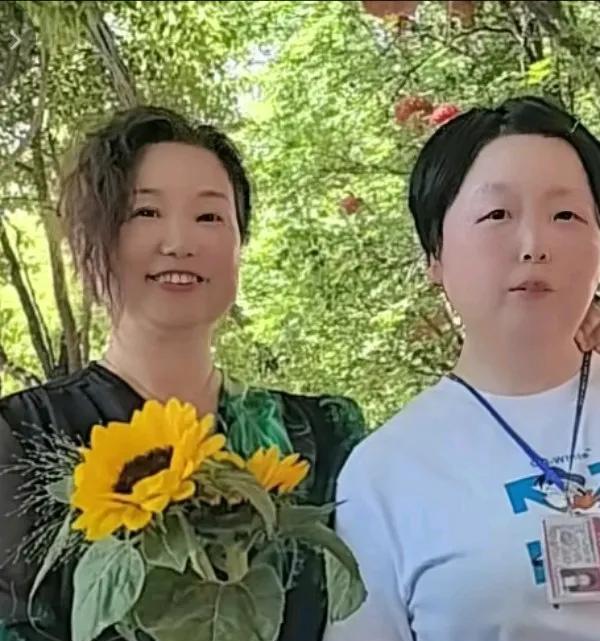 经过了一夜的内心挣扎，今天中午终于出作品了！杜大娘发了与女儿的合影，大娘收拾得