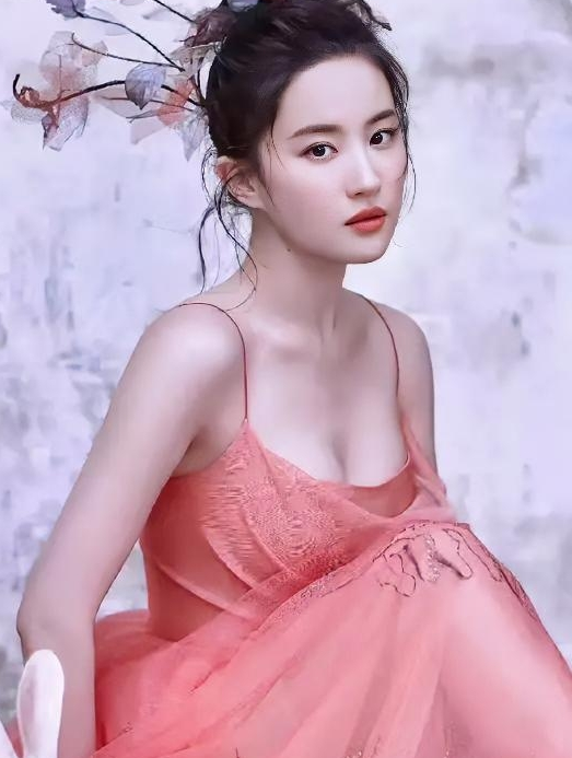 现在的刘亦菲在时尚圈的地位可以说是“断层领先”，今年开年才两个月，她就接连官宣