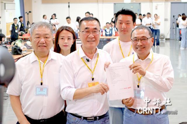 国民党新北市长参选人李四川4日前往新北市选举委员会正式登记参选，国民党籍新北市长