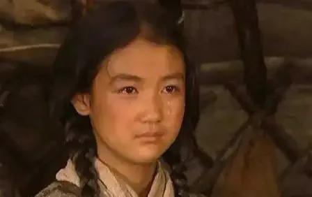 1178年，一路躲避追杀的成吉思汗，遇到了一个十多岁的小姑娘，两人在羊毛堆里发生