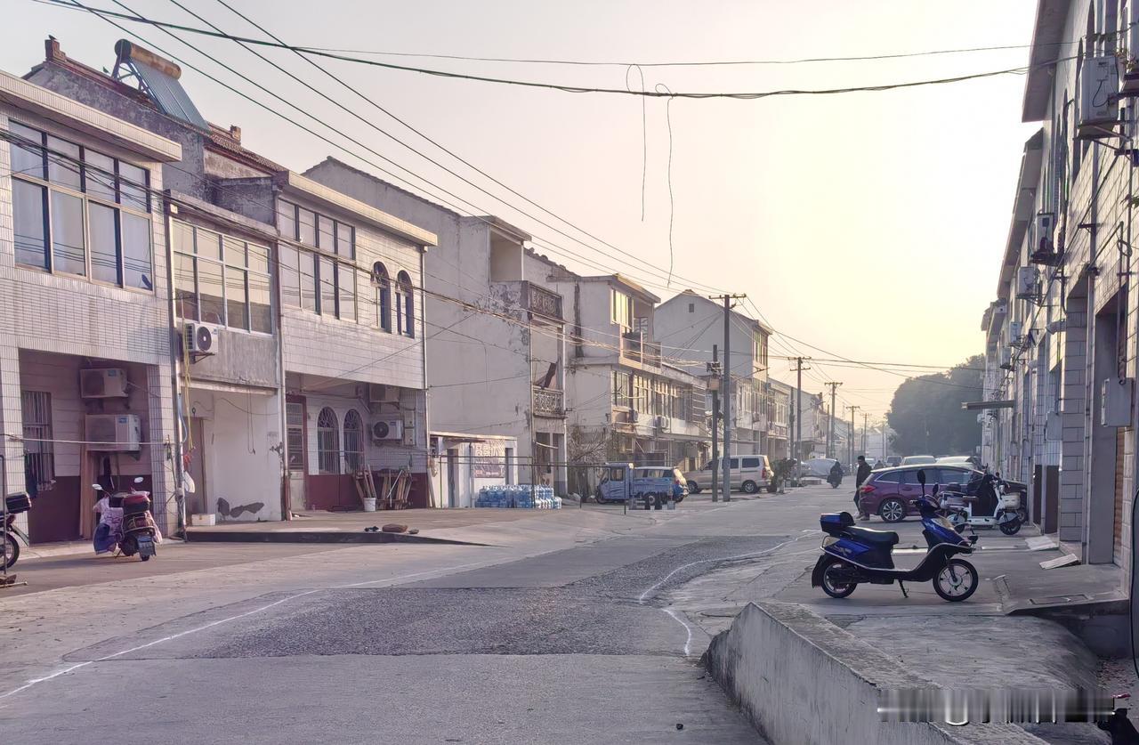 今天和姑姑一起回娘家，要去二堂哥家吃饭。时间还早，我们就绕着村庄转了一圈。我