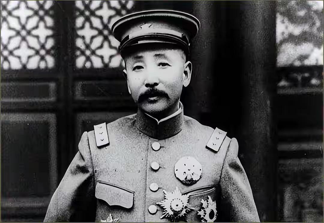 1924年，东北军阀吴俊升在父母坟前枪毙亲弟，只因张作霖一句话，多年后他用命回报