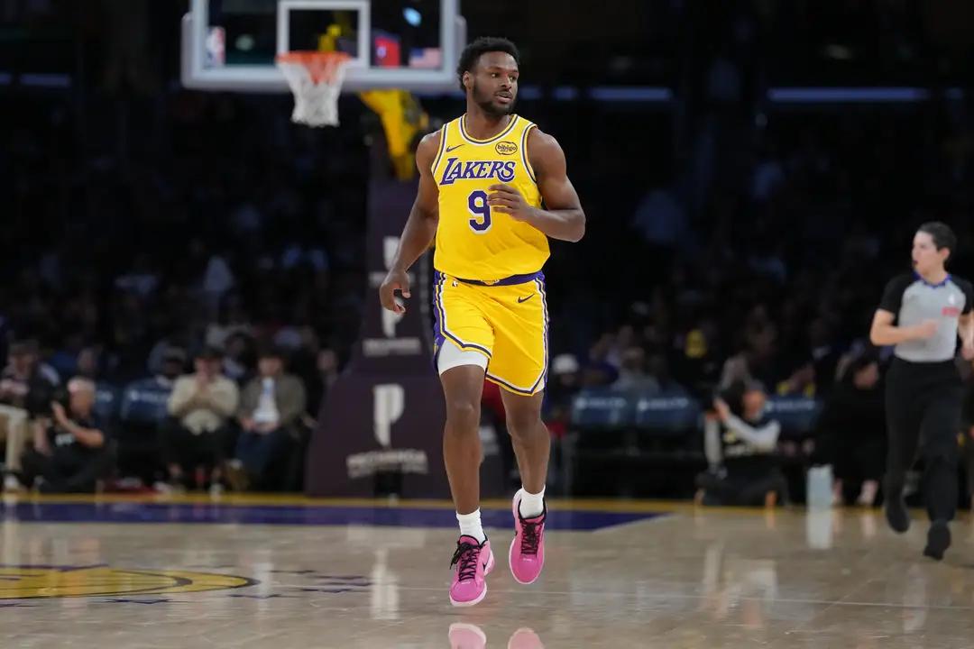 湖人队现赢球新定律！原来他才是湖人福星，难怪雷迪克对他爱不释手。湖人大胜骑士