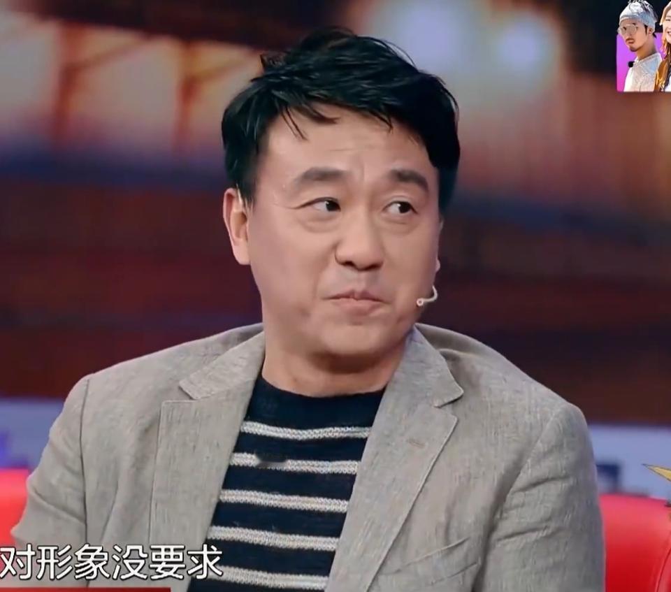 何冰说:有人告诉我中戏不看颜值，所以我就去报名了，报完名出来，看见两个大美女头发