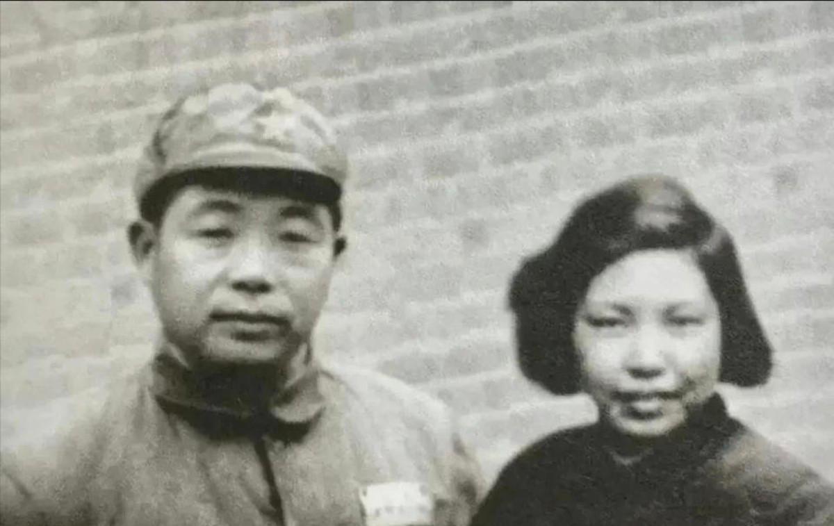 1949年5月，上海刚解放没几天，陈赓便去了亡妻王根英的娘家。房门打开后，王根英