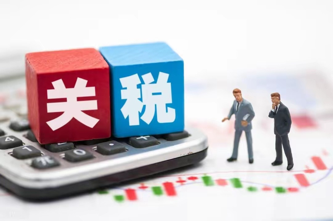 特朗普怒轰美联储：疲软数据引爆降息大战，鲍威尔扛得住政治施压吗？