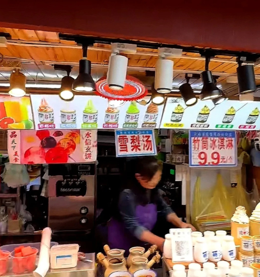 “古老的骗术为何屡试不爽？”7月6日云南丽江，一位女游客口渴，正好看见一摊位标价