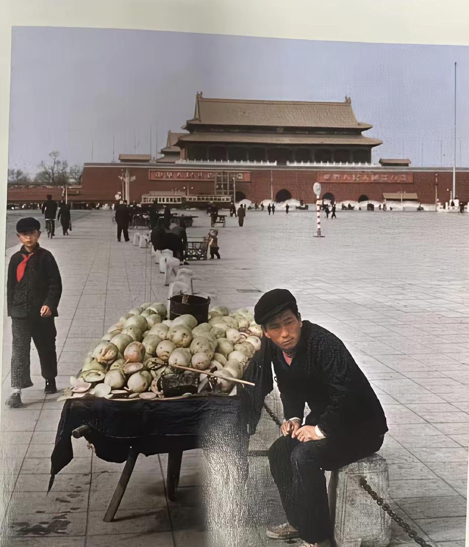 上世纪九十年代，广场可以摆摊，就像赶大集一样，现在是不行喽，有人就说了，