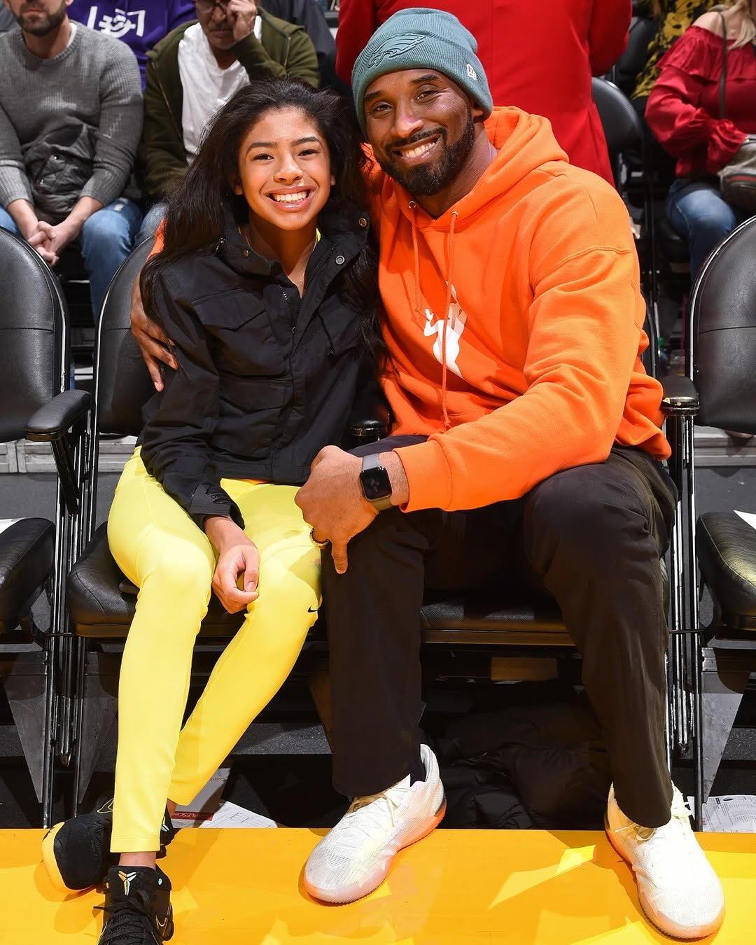 六年前，科比和Gigi最后一次来到斯台普斯。东契奇随独行侠到访斯台普斯，gi