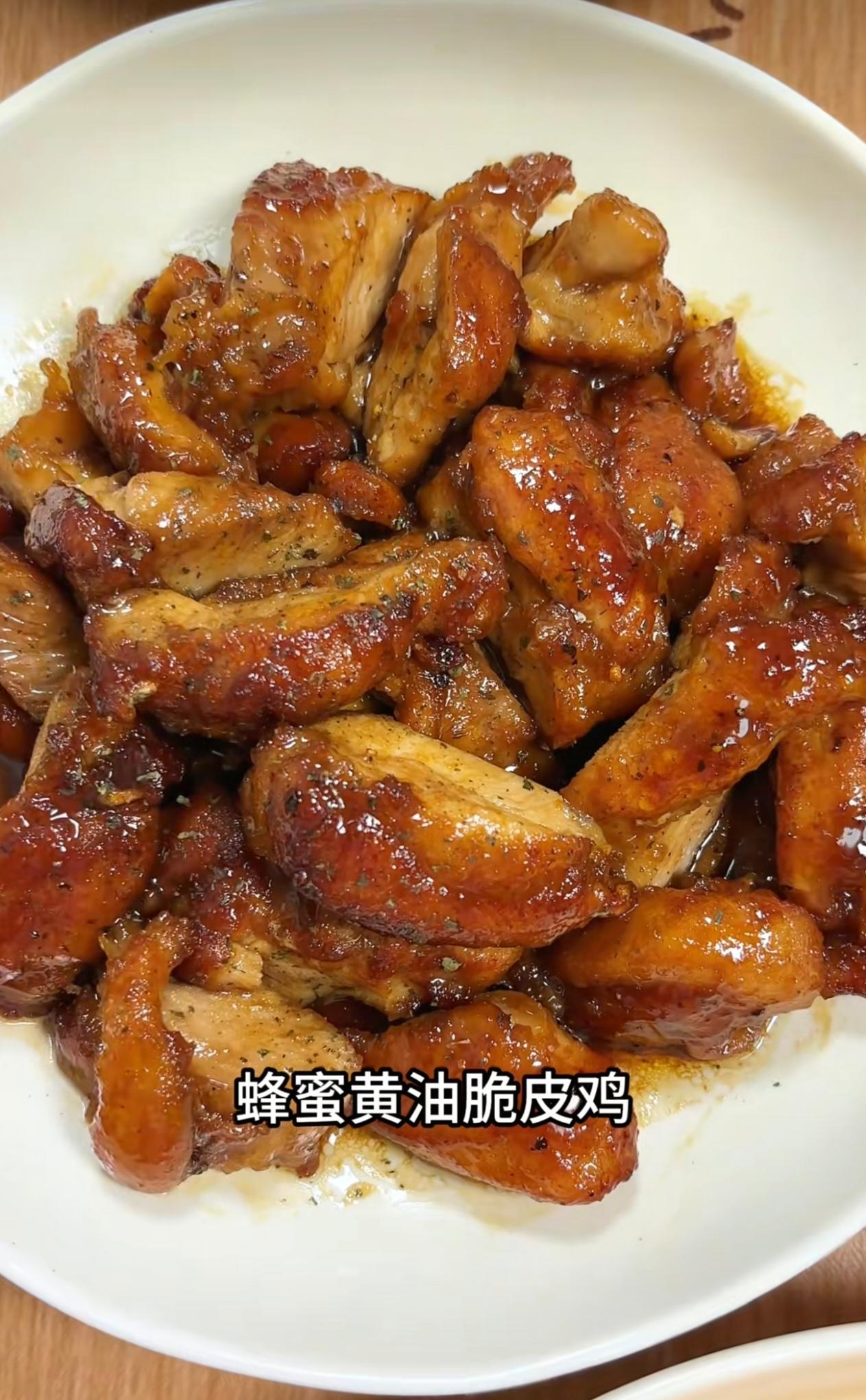小姑子来吃饭，婆婆精心备了一桌饭菜。黄油脆皮鸡鲜香多汁，梅酱红烧肉软糯不腻，