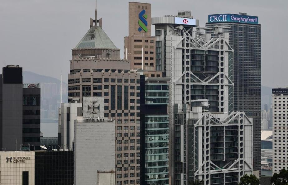 迪拜那边这阵子真有点扛不住了。原本房子卖得火，豪宅区、酒店、港口这些地方都是金