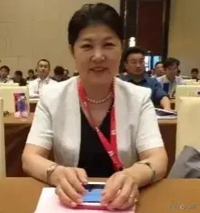 左套冰种翡翠镯，右配纯金劳力士。珍珠项链核桃大，朝红夕绿频换衣。年关将至，