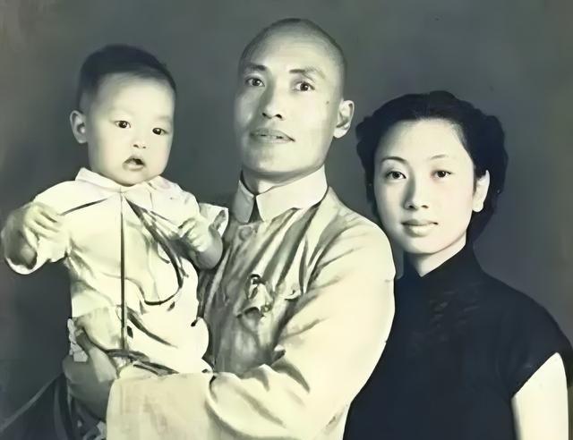 1936年10月，即红军长征结束之际，毛泽东将一名随红军走完长征的国民党中将叫到