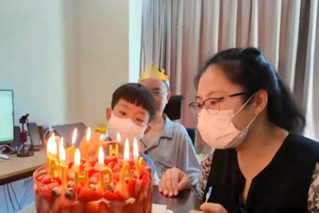 5月25日这天，蔡磊的生日宴上只有三个人，却让全网看红了眼眶。渐冻症夺走了他说