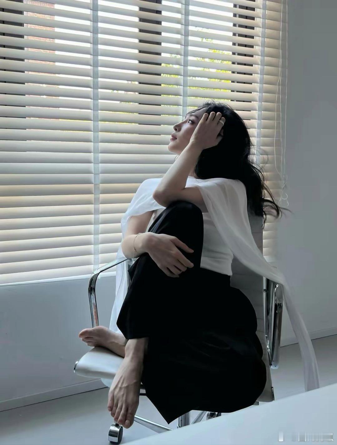 江疏影裸足好有韵味