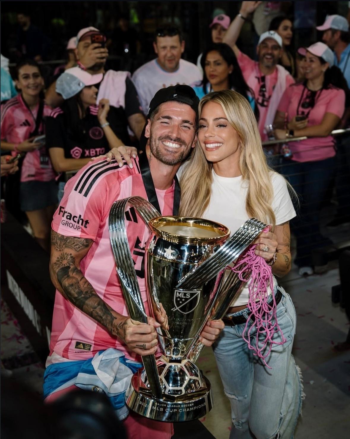 阿根廷媒体enagenda报道，德保罗￼与女友蒂尼婚礼暂定6月举行，婚礼将花费数