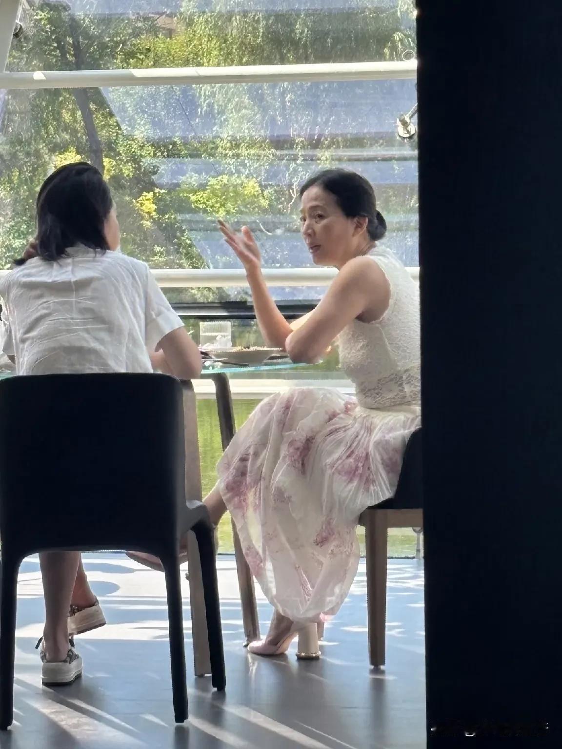 第一眼看刘亦菲妈妈这张照片，就注意到她的肚子。都说岁月不败美人，但是曾经美得令人