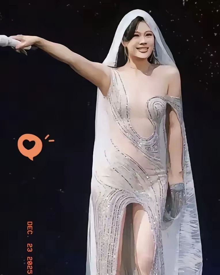 袁娅维演唱会穿着暴露这事被热议，有人觉得靠这博眼球很可笑，说衣着暴露是低俗。但现