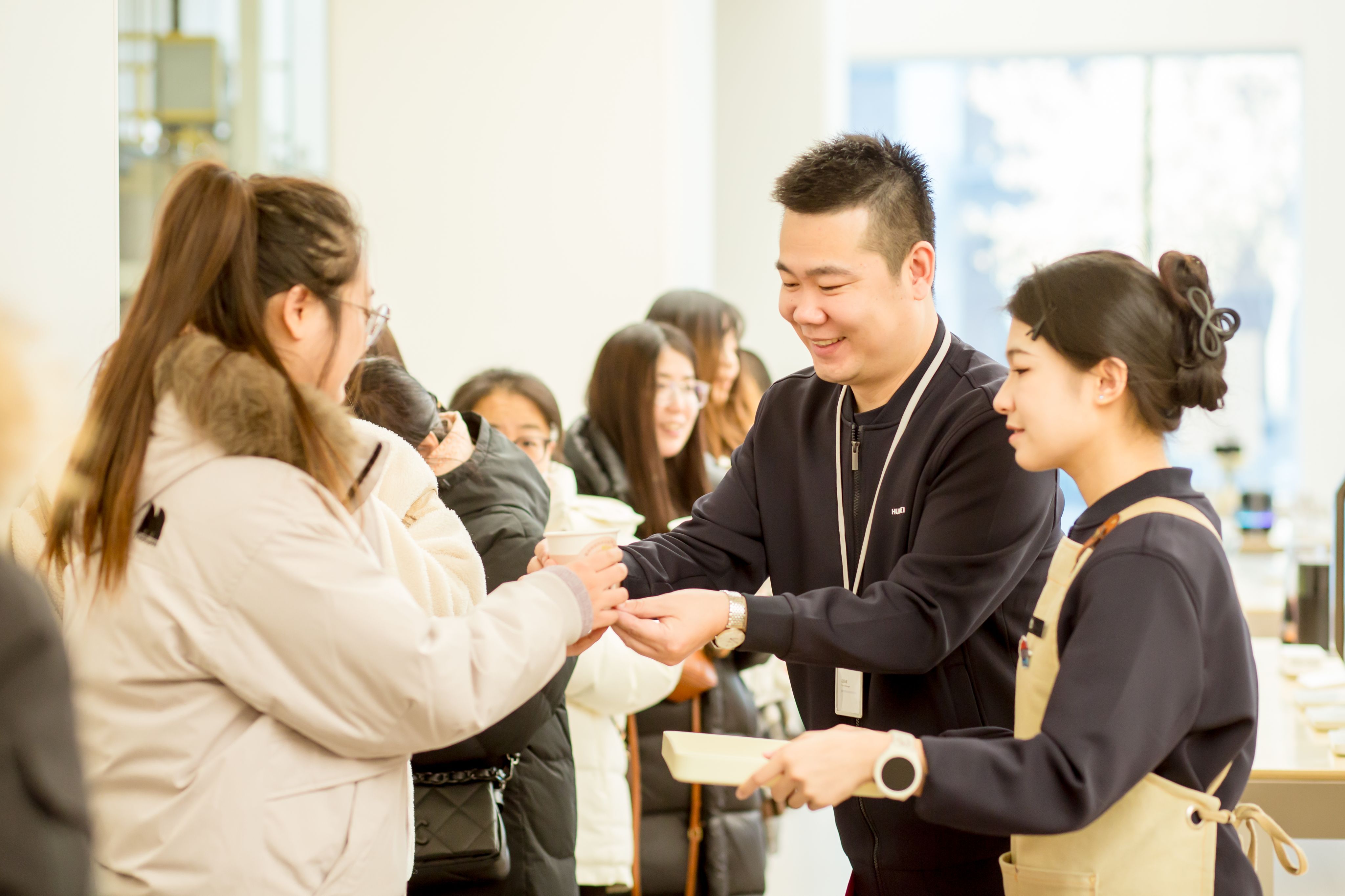 华为Mate80系列的热度太高了，首销第一天，线下店门口早就排起来了华为Ma