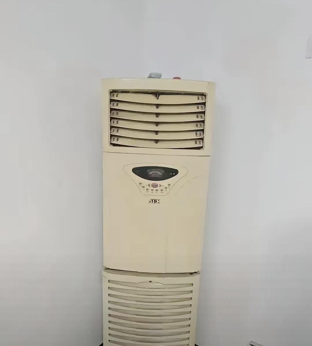 最近听说一个事儿，挺真实的。一台老挂机空调，卖废品站才给200块，可要是自己拆，