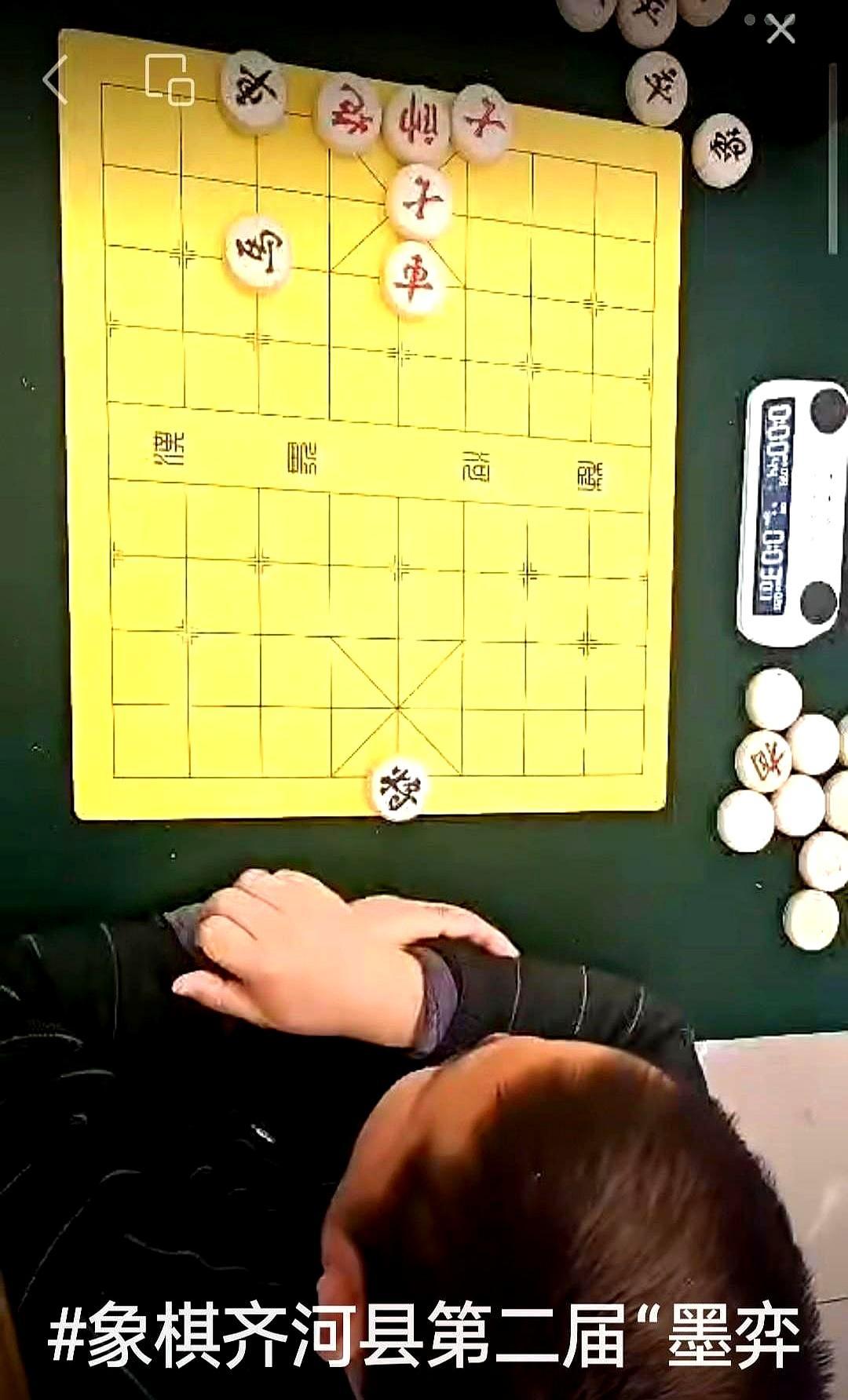 30分钟的长考，换来3秒钟的崩溃。象棋大师姚洪新，盯着棋盘，长考半小时。终