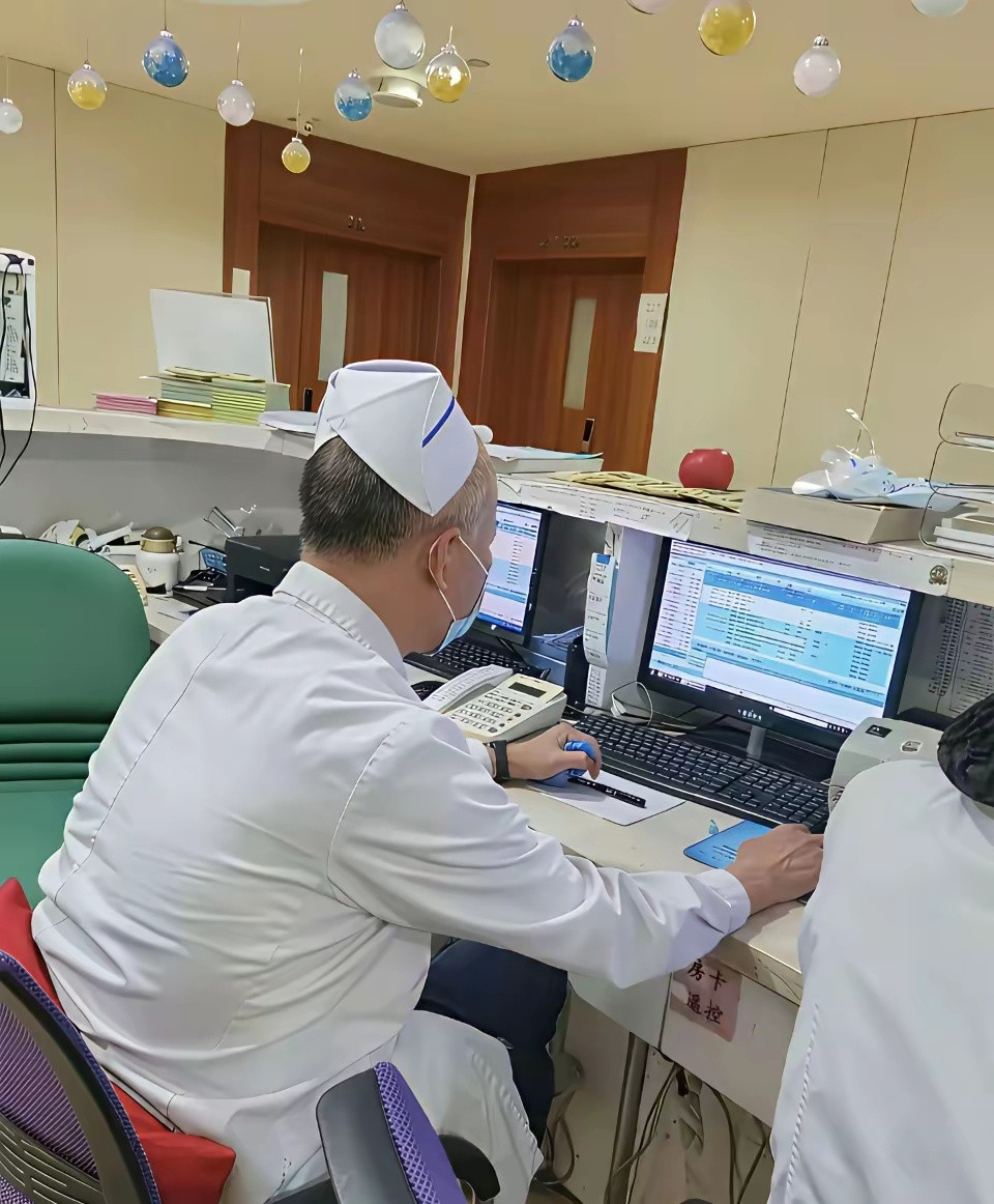 男护士少见，大龄男护士更是少见啊