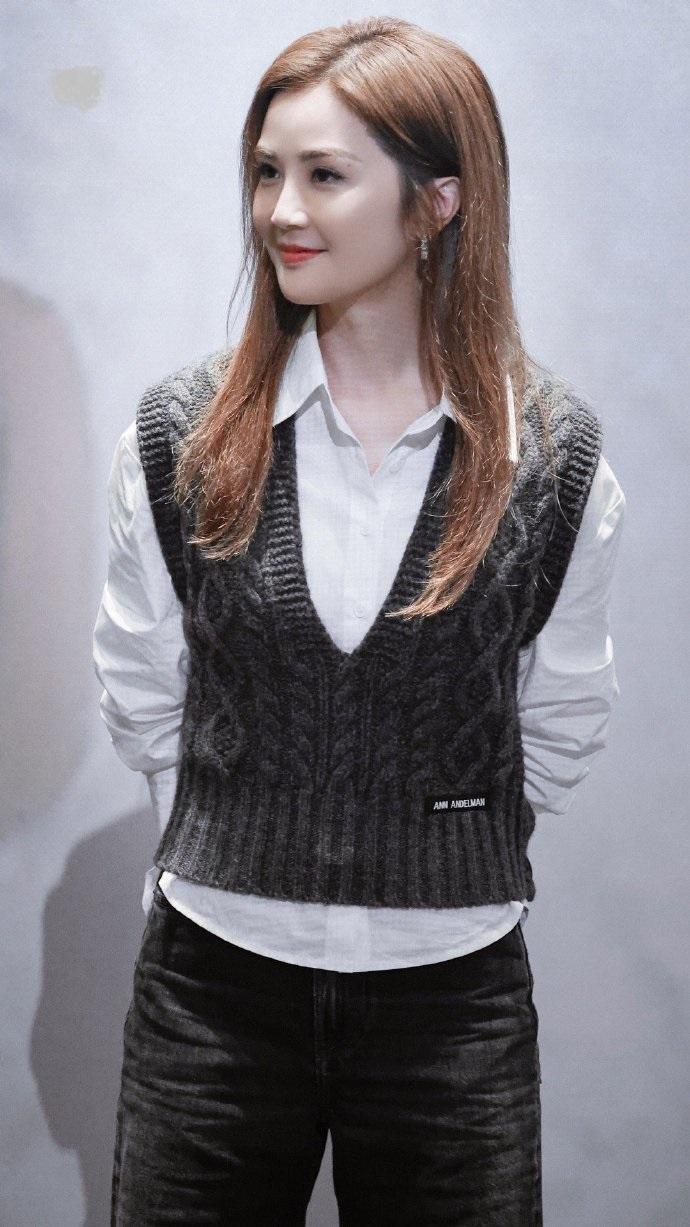 最近蔡卓妍参加谢票会，她这次穿了一身灰色的衣服，看起来很有高级感。蔡卓妍里面