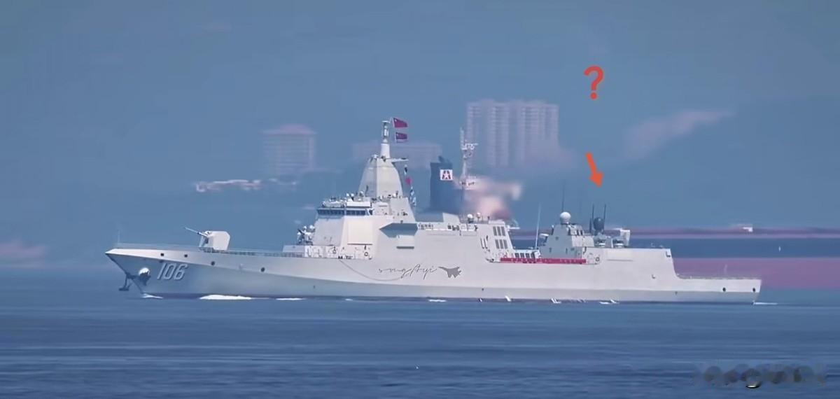 106号“延安”舰机库前方，为何多了一个比李逵还黑的整流罩，里面肯定内有乾坤，难