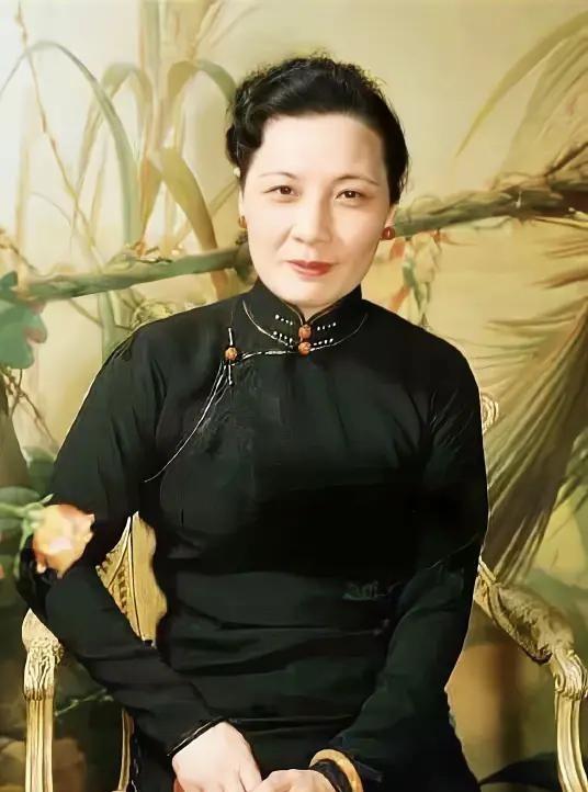 1937年，全国民众踊跃捐出5万两黄金支援抗战，说好买1300架飞机，宋美龄最后