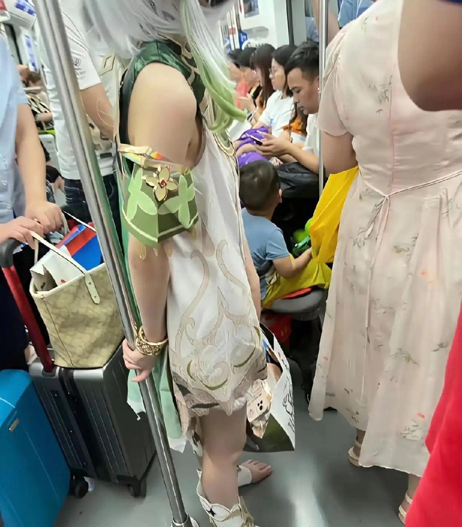 越来越看不懂年轻人的时尚了，这是鞋子？