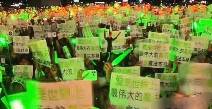 丁禹兮和粉丝又双向奔赴了，台下都是粉丝对他的祝福，让人感动哭了