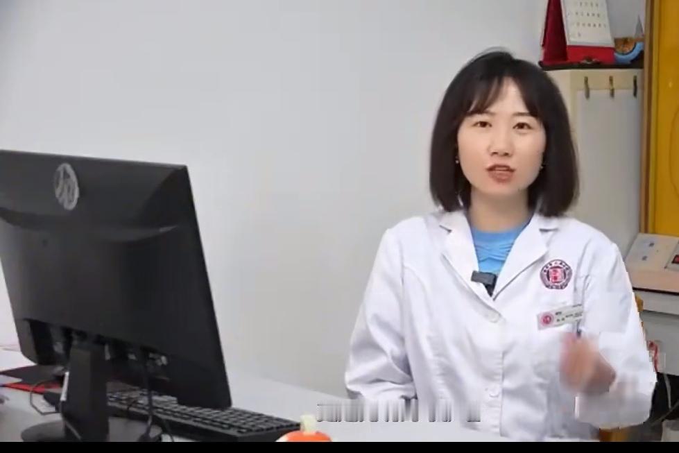 斯斯文文的一个人，谈不上很漂亮，但也绝对属于很清秀、文雅的一个人！可能谁都不会相