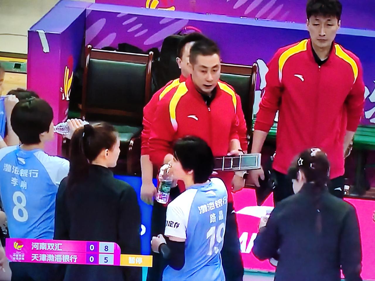 女排排超联赛第二十轮，天津女排对阵河南女排，天津女排首发阵容是：陈鹤心，朱航霆，