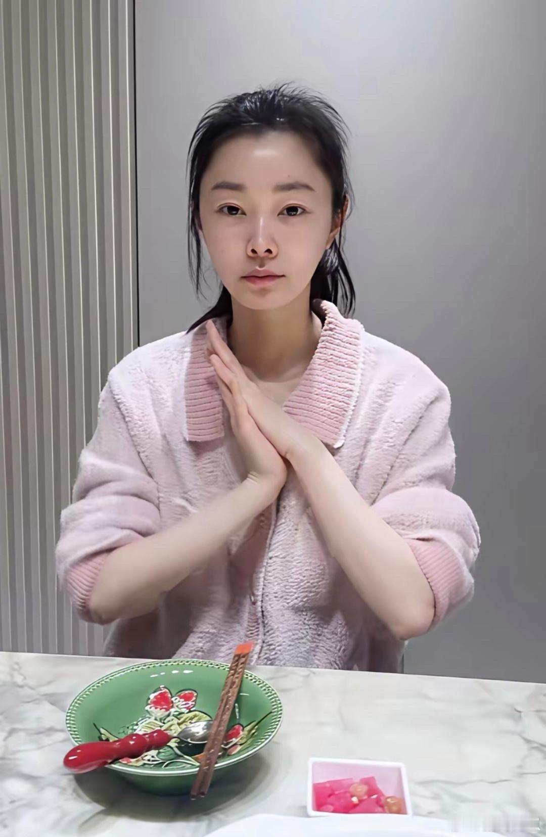 演员宋轶素颜状态曝光！没有浓妆加持，这般清清爽爽的样子，还蛮可爱的！