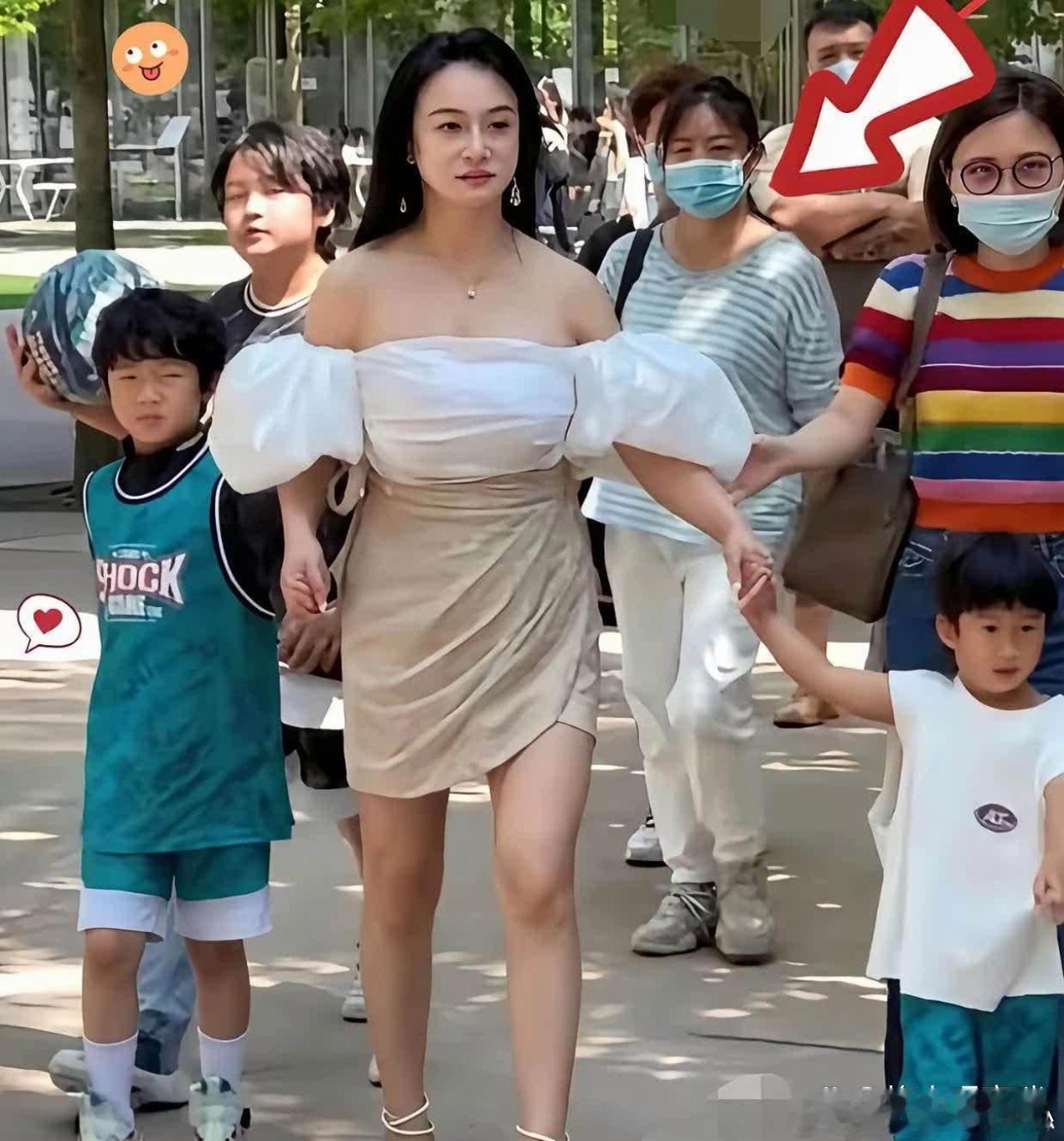 穿成这样去儿子学校参加活动，是不是有点不合适？