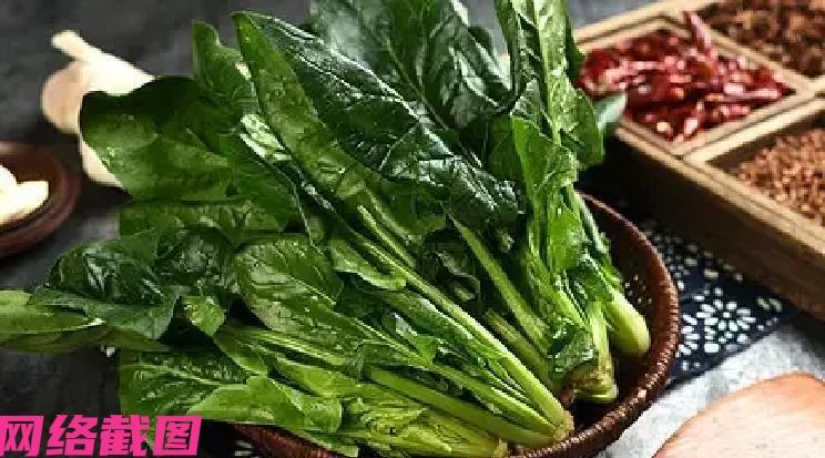 江苏昆山有男子花五块八，在菜场买了一袋小把菠菜，可男子在晚上看到装菠菜的塑料袋里