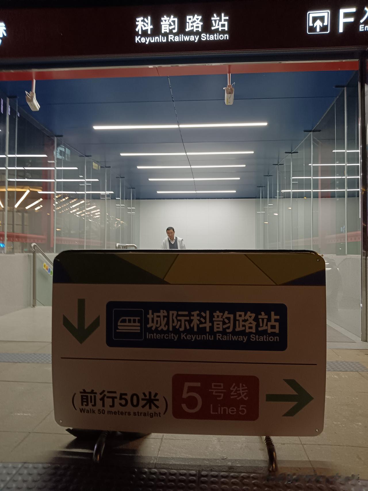 广东城际客流少是有缘由的，一个重要原因便是接驳换乘不便，再者就是票价高。就拿两个