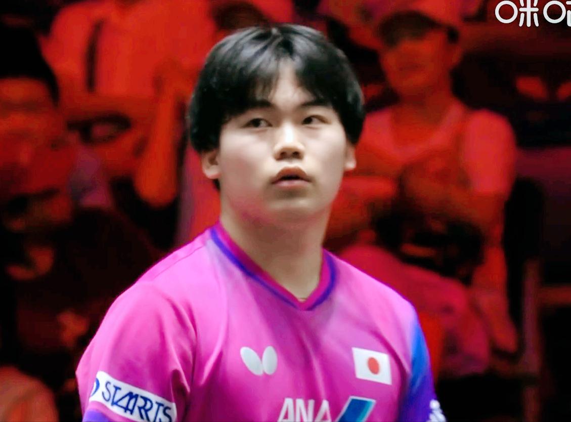 突发！裁判第二次判罚松岛发挥违规！第一局开局就判松岛发球违规，松岛鹰眼显