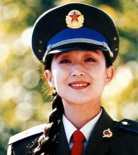 一天演员洪剑涛在家中睡觉，三更半夜之际突然楼下的女演员陈瑾来家里敲门，洪剑涛迷迷