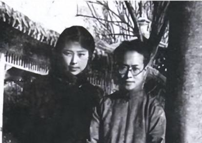 1949年，沈从文喝下煤油割腕自尽，被送往医院，他想拉妻子的手，妻子却甩开了。