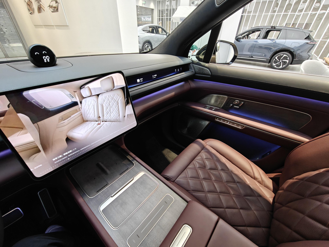 蔚来ES8降价了第三代蔚来ES8的预售价低于现款车型8万，高配降价超过了12万