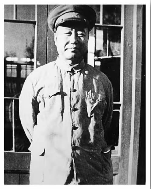1931年，军官董其武夜宿农家，刚进屋，便见一村妇坐在炕边，正羞怯地宽衣解带。董