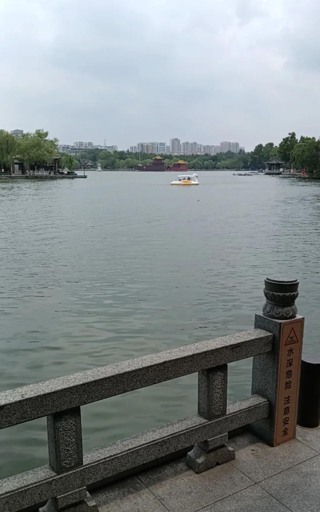 #可以分享一张最美湖面的照片吗#昨天去游览了大明湖，大明湖是济南三大名胜之一。