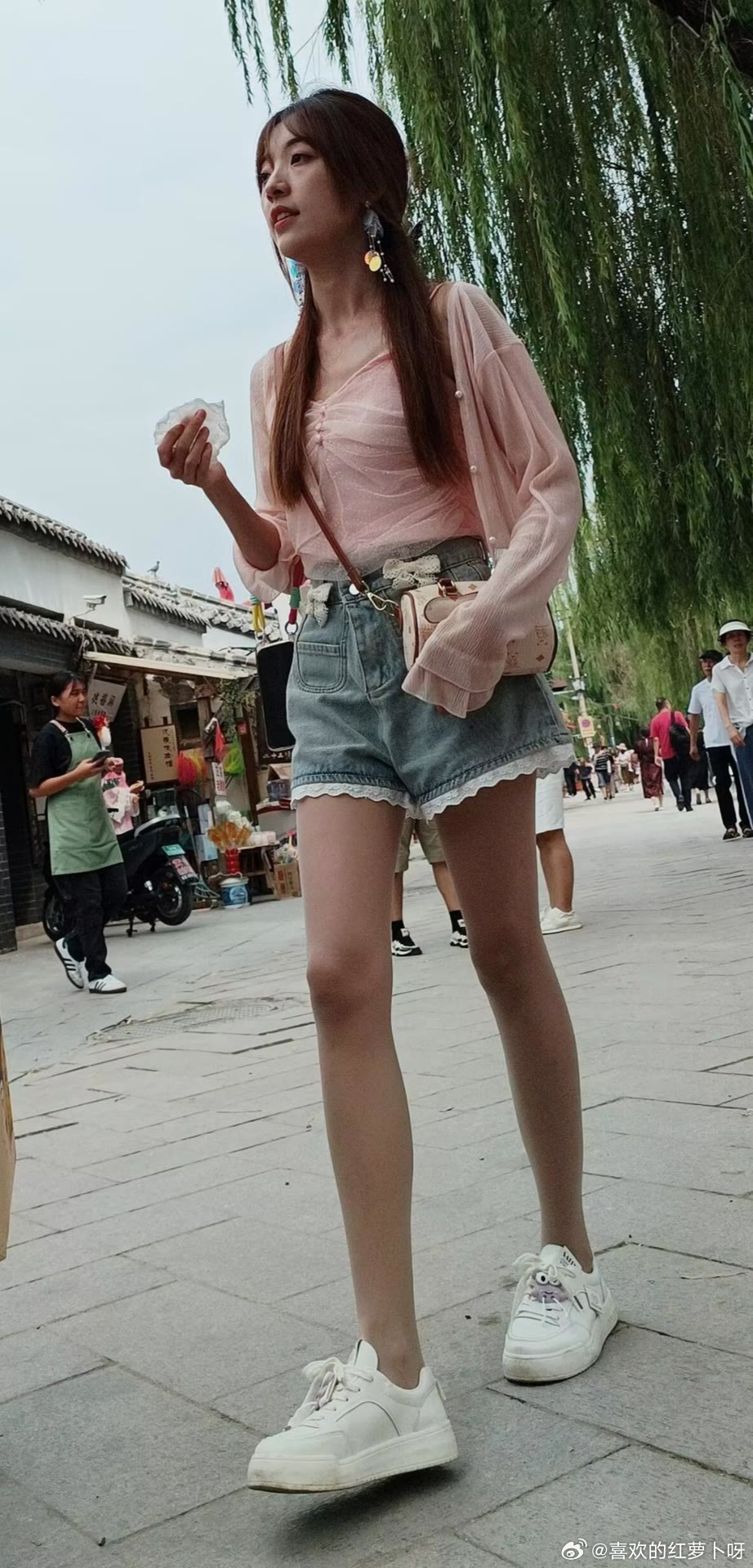 小白鞋与丝袜的质感穿搭~