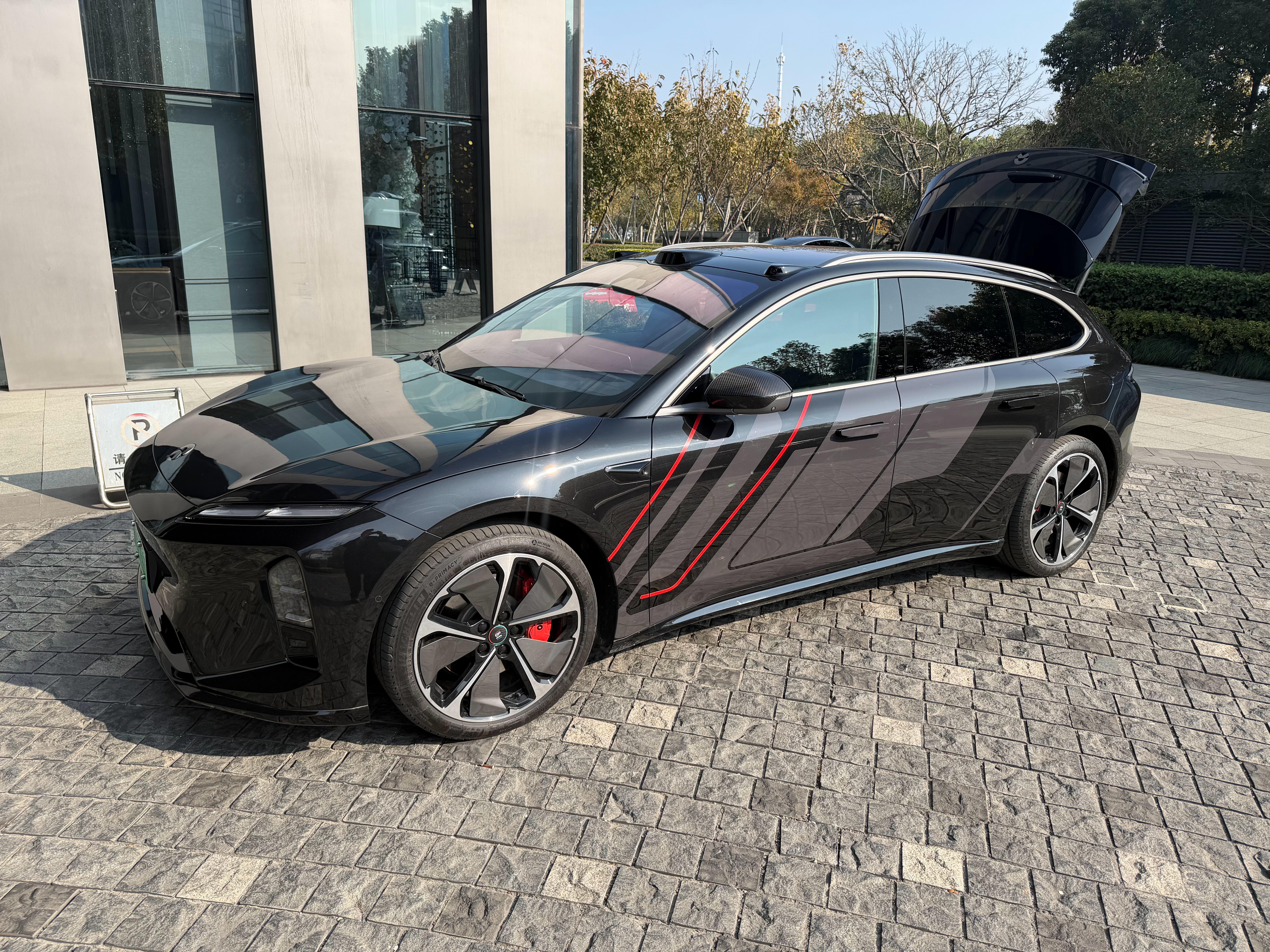 落地上海，拿了一台ET5T暗影套装版，小车开起来也挺有意思的