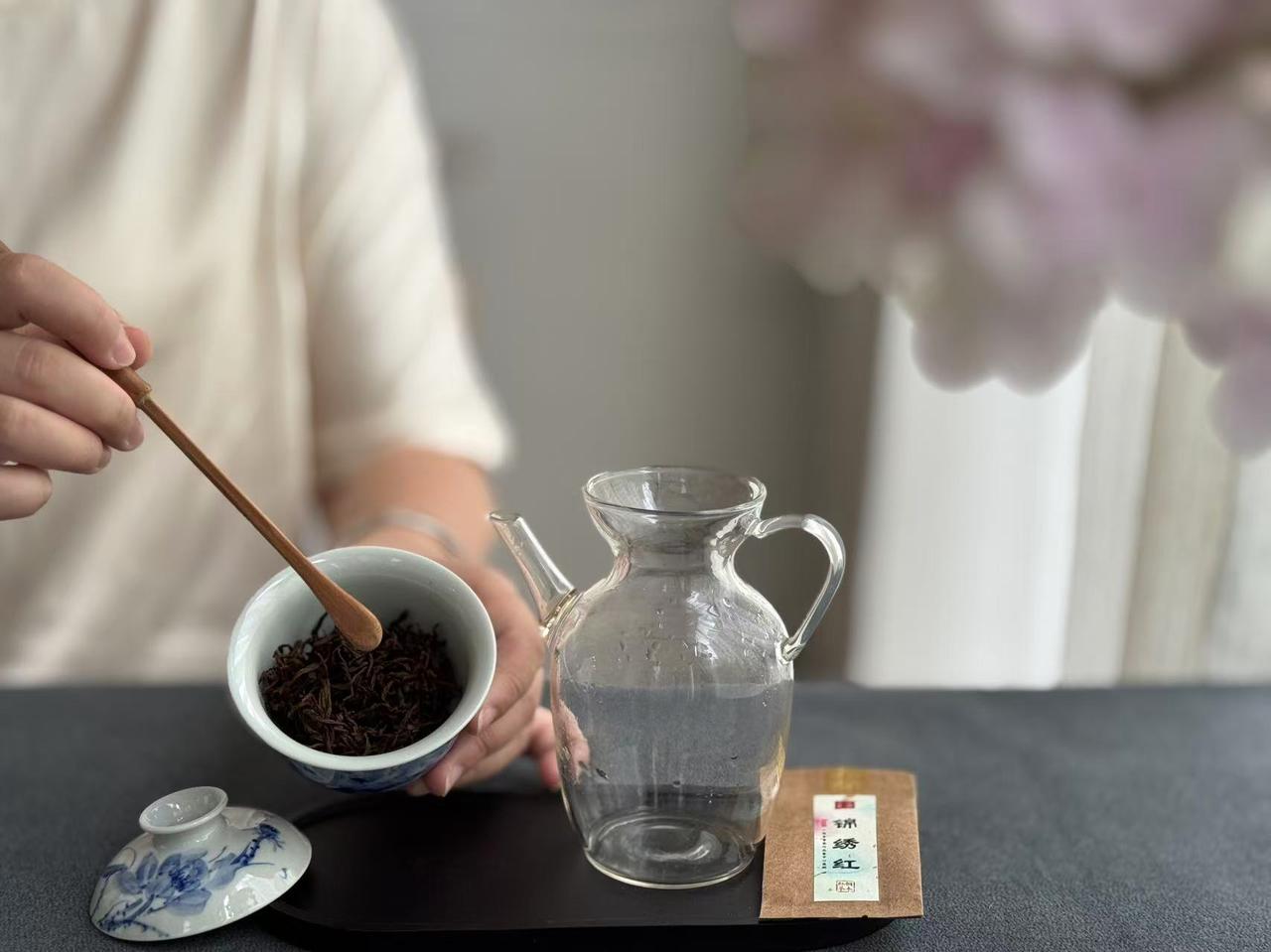 夏天喝红茶到底上火还是降火？夏天喝红茶，既不上火也不降火，因为红茶是一种性质平