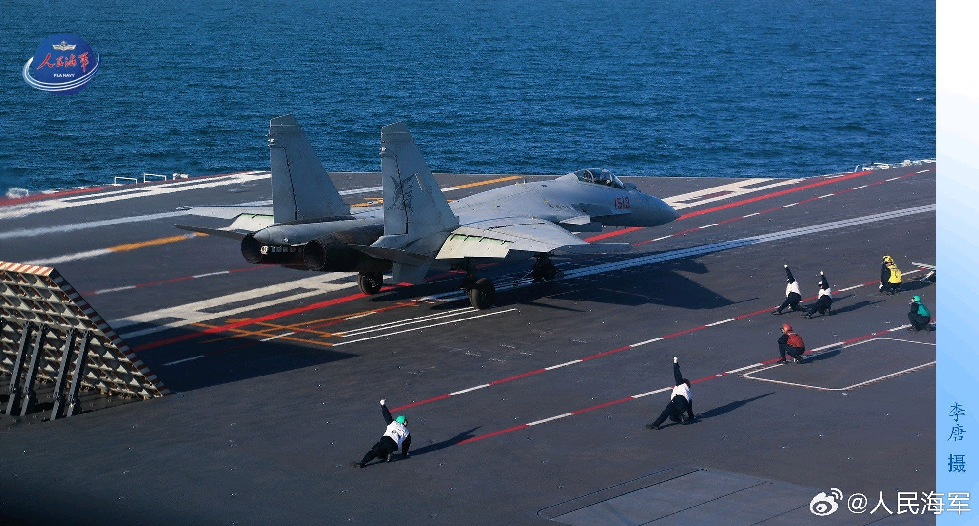 歼-15T试飞员描述电磁弹射起飞瞬间，一股无形的巨力从机身底部传来，把人向前推送